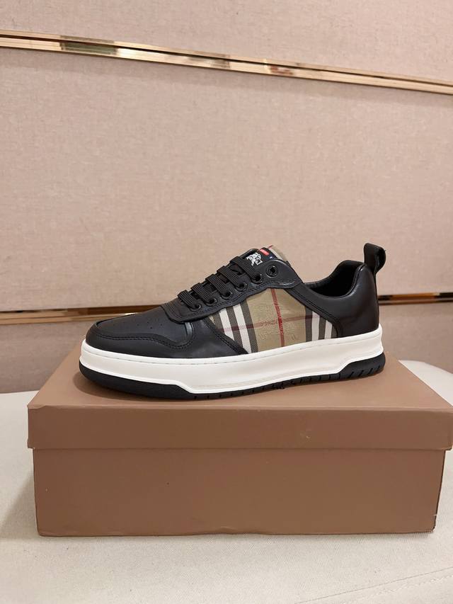 工厂P价 专柜同步Burberry 巴宝莉 顶级代购同步发售正码数：38-44。意大利进口牛皮搭配官网布料。全进口羊皮内里，鞋底：原厂特供原版底，独家活动成型底