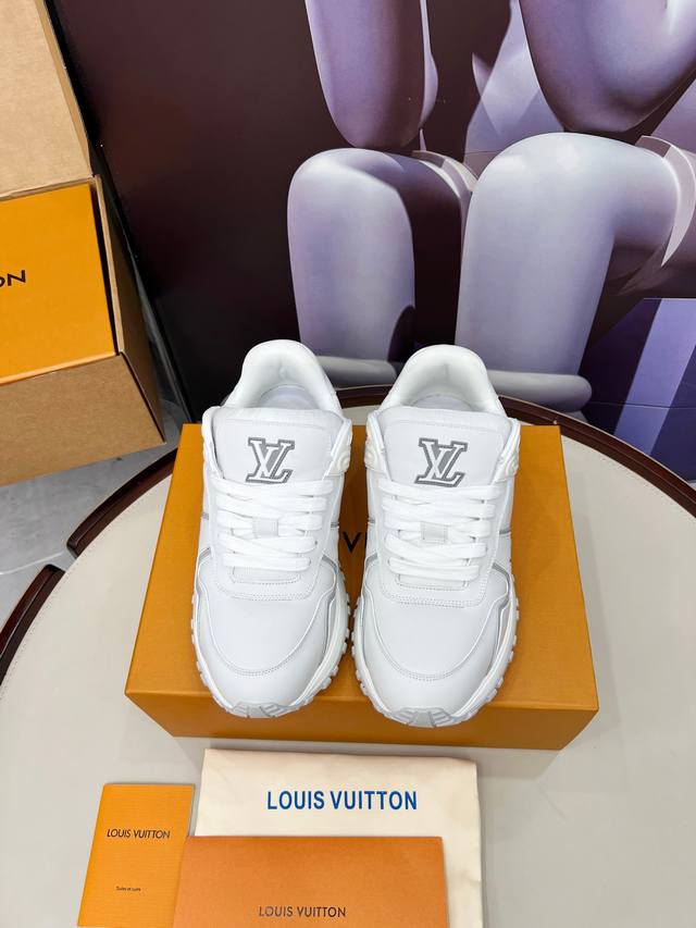实价 新款上架 Louis Vuitton 25Ss Lv路易威登专柜最新休闲胖丁鞋 ，众多网红明星纷纷开秀上脚 ，这款系带休闲运动鞋妥妥的美式老爹鞋风格 经典