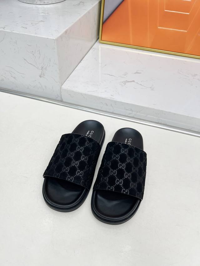 高版本实价 Gucci2025新款女式大号 Gg 防水台拖鞋 作为品牌的标志性标志，徽标以全新且出人意料的方式丰富了设计。每个标识的背后都蕴藏着品牌的传统和价值
