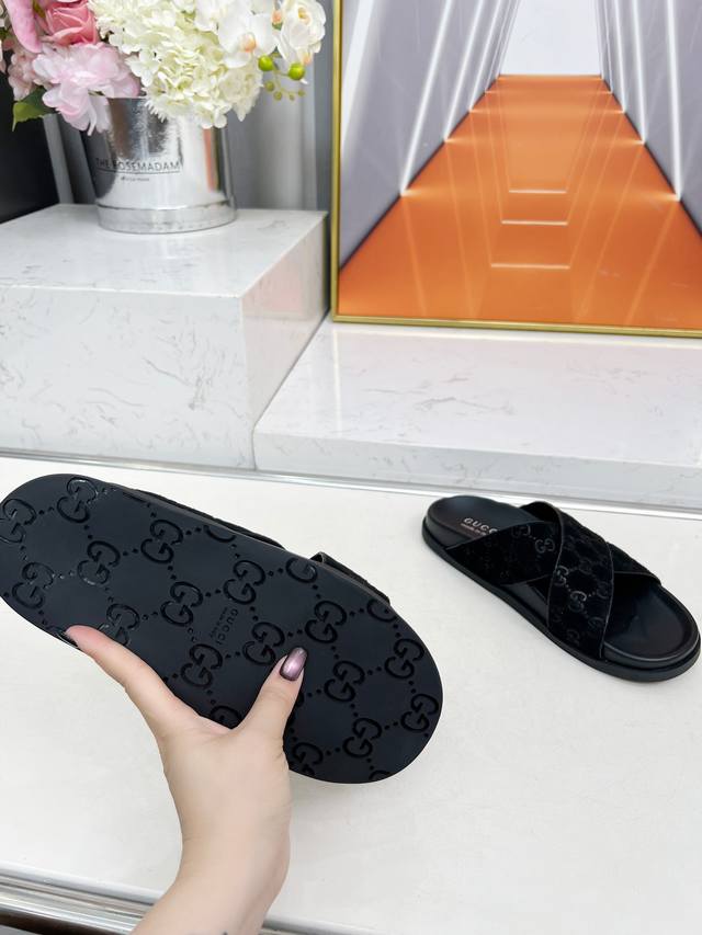 高版本实价 Gucci2025新款女式大号 Gg 防水台拖鞋 作为品牌的标志性标志，徽标以全新且出人意料的方式丰富了设计。每个标识的背后都蕴藏着品牌的传统和价值