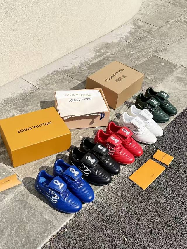2025年新款Lv情侣同款球鞋，穿上就是时髦精 这款 Footprint Soccer 运动鞋于2025春夏系列时装展中亮相，是Pharrell William