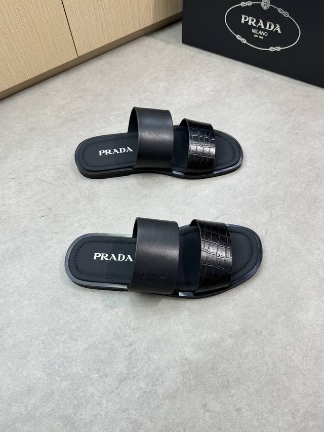 Prada 普拉达 -高端品质 原单休闲凉拖鞋 -鞋面：纳帕小牛皮、石头纹小牛皮、手工右油边工艺 -内里：丝绸牛皮 -大底：超轻Tpu水台包丝绸牛皮 橡胶；组合