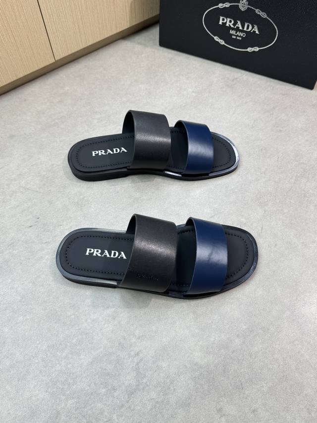 Prada 普拉达 -高端品质 原单休闲凉拖鞋 -鞋面：纳帕小牛皮、开边珠小牛皮、手工右油边工艺 -内里：丝绸牛皮 -大底：超轻Tpu水台包丝绸牛皮 橡胶；组合