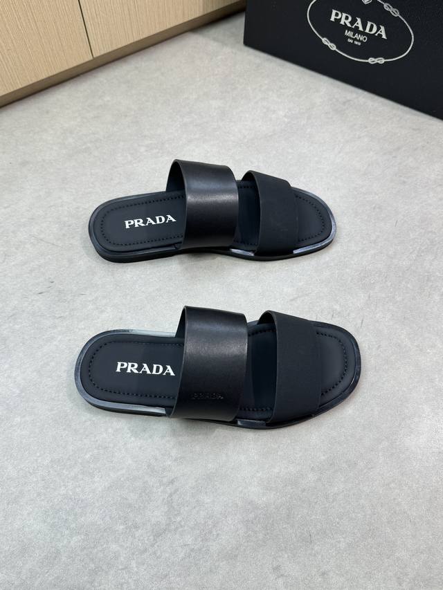 Prada 普拉达 -高端品质 原单休闲凉拖鞋 -鞋面：纳帕小牛皮、丝绸小牛皮、手工右油边工艺 -内里：丝绸牛皮 -大底：超轻Tpu水台包丝绸牛皮 橡胶；组合成