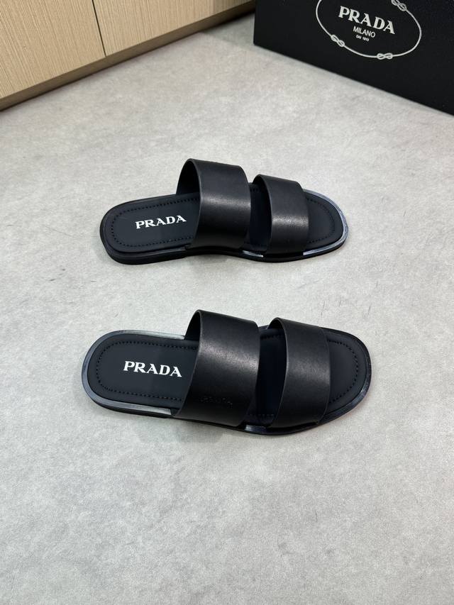 Prada 普拉达 -高端品质 原单休闲凉拖鞋 -鞋面：纳帕小牛皮、手工右油边工艺 -内里：丝绸牛皮 -大底：超轻Tpu水台包丝绸牛皮 橡胶；组合成型大底 -超
