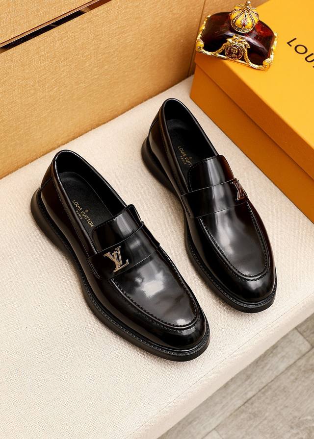 商品商标：Louis Vuitton 路易威登 休闲皮鞋 正码码数: 39-44 38.45.46订制 商品材料：精选 进口头层开边珠牛皮鞋面+奢华五金扣，进口
