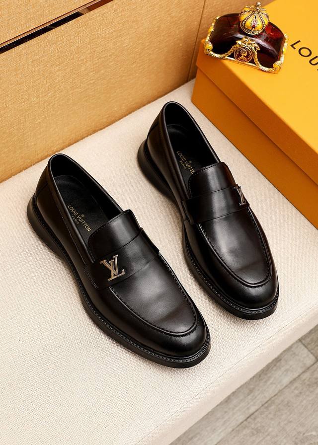 商品商标：Louis Vuitton 路易威登 休闲皮鞋 正码码数: 39-44 38.45.46订制 商品材料：精选 进口头层小牛皮鞋面+奢华五金扣，进口头层