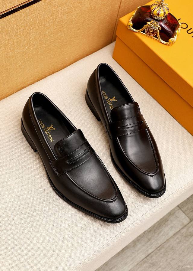 商品商标：Louis Vuitton 路易威登 休闲皮鞋 正码码数: 39-44 38.45.46订制 商品材料：精选 进口头层牛皮压花鞋面+奢华五金扣，进口头