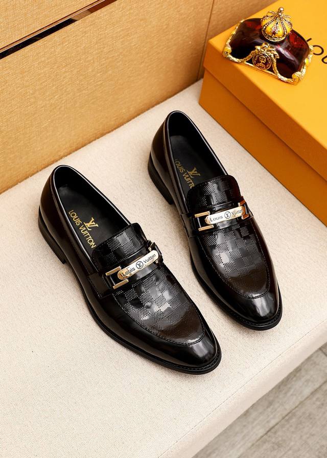 商品商标：Louis Vuitton 路易威登 休闲皮鞋 正码码数: 39-44 38.45.46订制 商品材料：精选 进口头层开边珠牛皮压花鞋面+奢华五金扣，