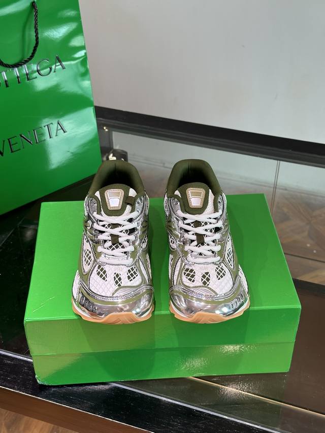 Bottega Venet* 新款 Orbit情侣款休闲运动鞋，千禧复古风太帅了，超酷时尚单品，最重要的是它脚感无敌舒适，设计造型风格也是满分，绝对会是您日常穿