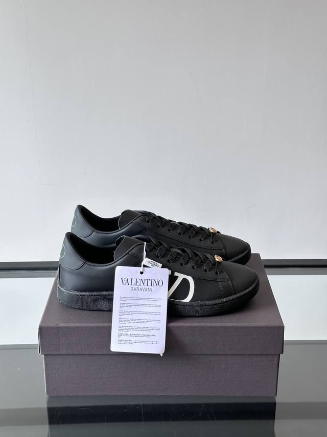 Valentino 男生春夏小白鞋 Valentino Garavani Royco 男士柔软小牛皮运动鞋， 鞋带配有可拆卸复古黄铜做旧效果处理Vlogo Si