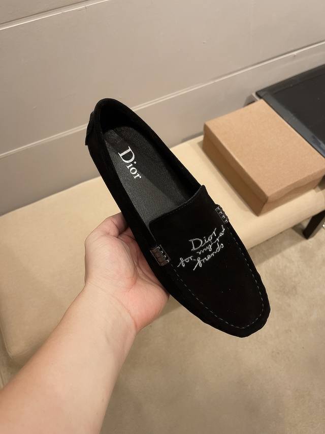 实价 Dior 官方新款，意大利名模贵族们爆款，Dior时尚界的佼佼者，无可超越，官方高品质精品高端豆豆鞋。适合驾车，休闲，白领，商务男士首选，明星周杰伦同款，