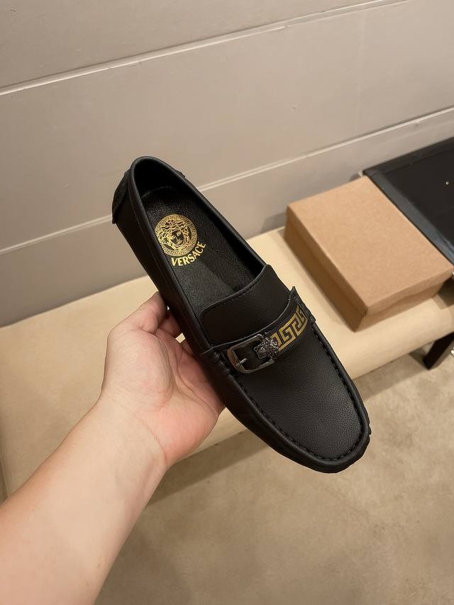 实价 ，品牌范思哲，英文名Versace，官网爆款此款是巴黎时装周走秀款，惊世骇俗，Versace不一样的感觉，自然不失高雅，[爱情] 鞋面采用头层进口意大利原