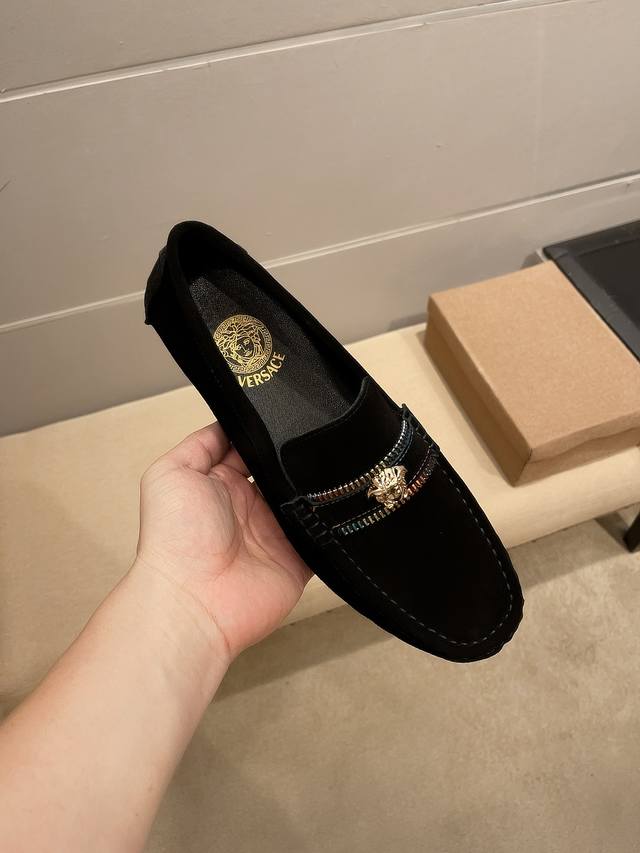 实价 ，品牌范思哲，英文名Versace，官网爆款此款是巴黎时装周走秀款，惊世骇俗，Versace不一样的感觉，自然不失高雅，[爱情] 鞋面采用头层进口意大利磨