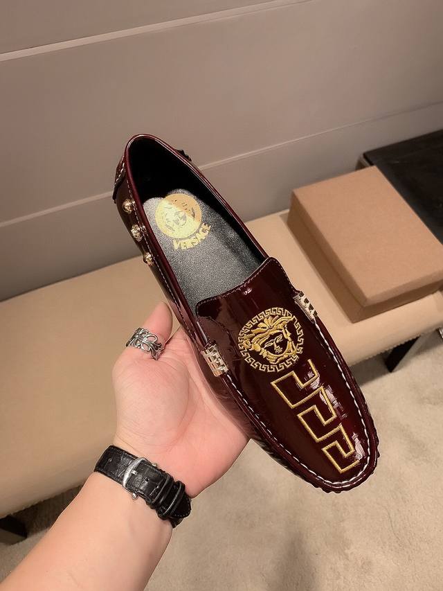 范思哲官方旗舰店新款，鞋面头层意大利牛漆皮+刺绣，舒适透气羊里，原版进口耐磨橡胶底， [ 精致优雅男士心备佳品，穿着舒适。奢华刺绣鞋面尽显品牌低调优雅，适合四季