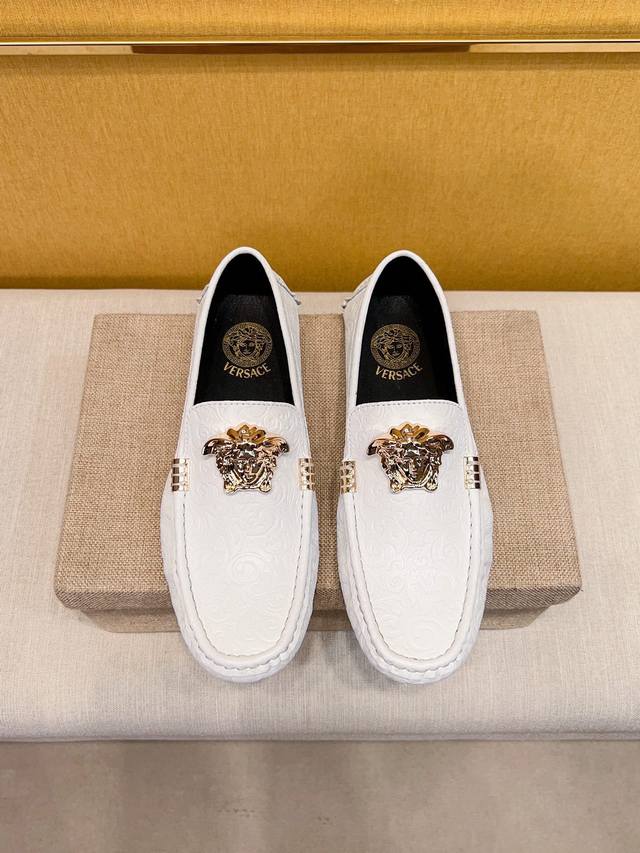 Versace 范思哲 官方旗舰店新款，米兰男时装周走秀款，鞋面进口牛皮+吸汗透气不掉色头层穿着舒服羊皮内里，超滑质感，吸汗透气 ，鞋身Logo美杜莎头像征高级