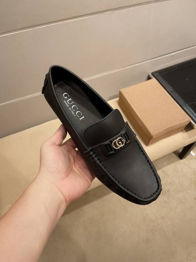 古驰 Gucci ，1921年创立于佛罗伦萨，是全球奢侈品品牌之一，其独特的创意和革新风靡全球，古驰 永恒而经典，一直以来深受明星们的青睐，并成为世界上流社会人