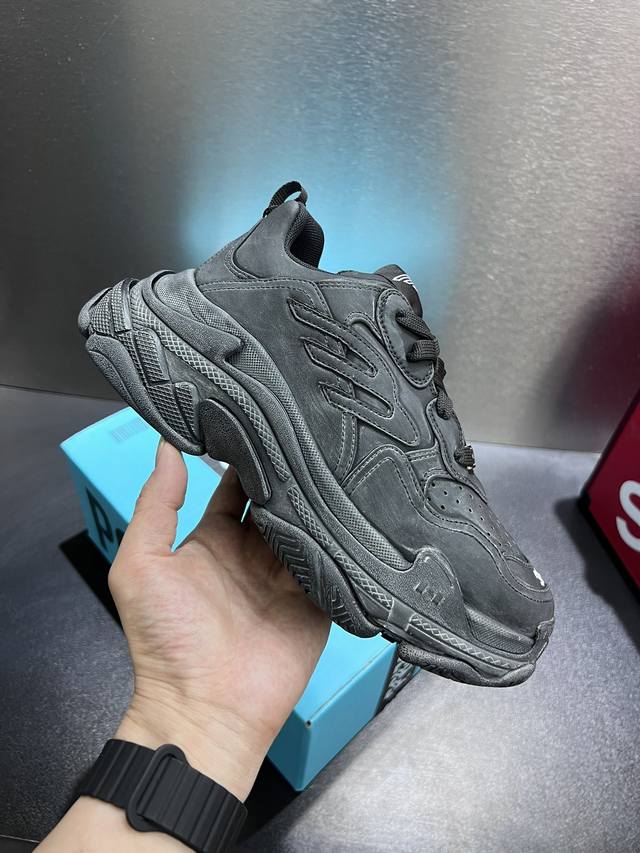 实价 Balenciaga巴黎世家、情侣款 Trie S系列圆头做旧 这款鞋设计来源于经典的Cargo 3B Srts Lcon、3但又没有Cargo那么夸张、