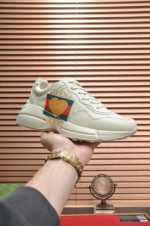 出厂价P Gucci 情侣款 最高版本古奇爆款老爹鞋。 专柜同步发售 ，，鞋面采用进口牛皮，舒适羊皮内里，脚感一级棒，原版轻便减震加厚发泡大底，简约拼色，百搭帅