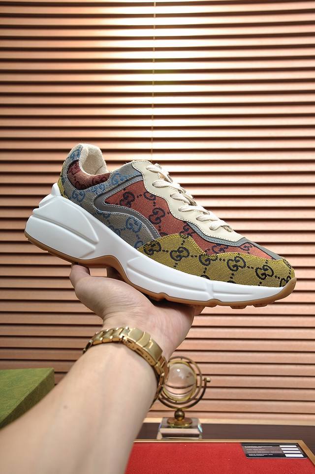 出厂价P Gucci 情侣款 最高版本古奇爆款老爹鞋。 专柜同步发售 ，，鞋面采用进口牛皮加原厂古奇材料，舒适毛巾内里，脚感一级棒，原版轻便减震加厚发泡大底，简