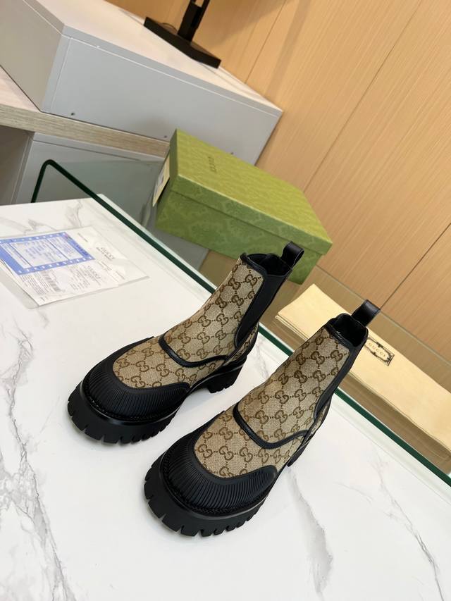 实价 Gucci帆布靴子一比一复刻。适合秋冬款。打造属于完美的风格炸街款又酷又飒 C位时髦穿搭 带复古加未来感经典鞋 超耐看。 原版倒模楦型，进口高端织针提花布