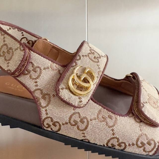 实价 Gucci 古驰2025专柜 早春专柜 最高限定 专柜上新 古驰凉鞋 明星博主穿搭 小红书推荐 原版开模 代购版本原版冲孔雕花 水台: 5.0Cm 码数: