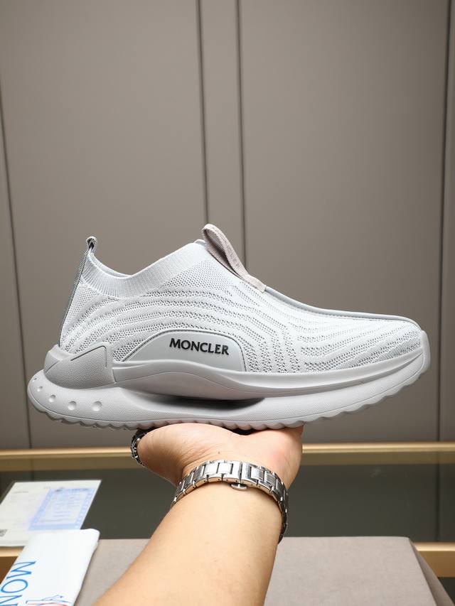 Moncler蒙口男士户外系带运动鞋，具有舒适防滑性能，专为户外跑步或都市漫步而设。兼备创新、功能性与图形细节于一体，从高山氛围汲取灵感，诠释潮流时尚。鞋面高密