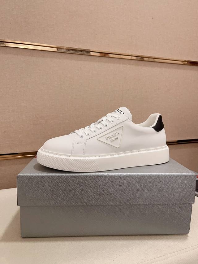 工厂P价 高版本 高品质新款Prada 普拉达 专柜同步上市， 新款男鞋、面料精选高科技滴胶工艺制作而成。内里:全牛皮内里。高端气垫开模防滑橡胶大底，精美线条、