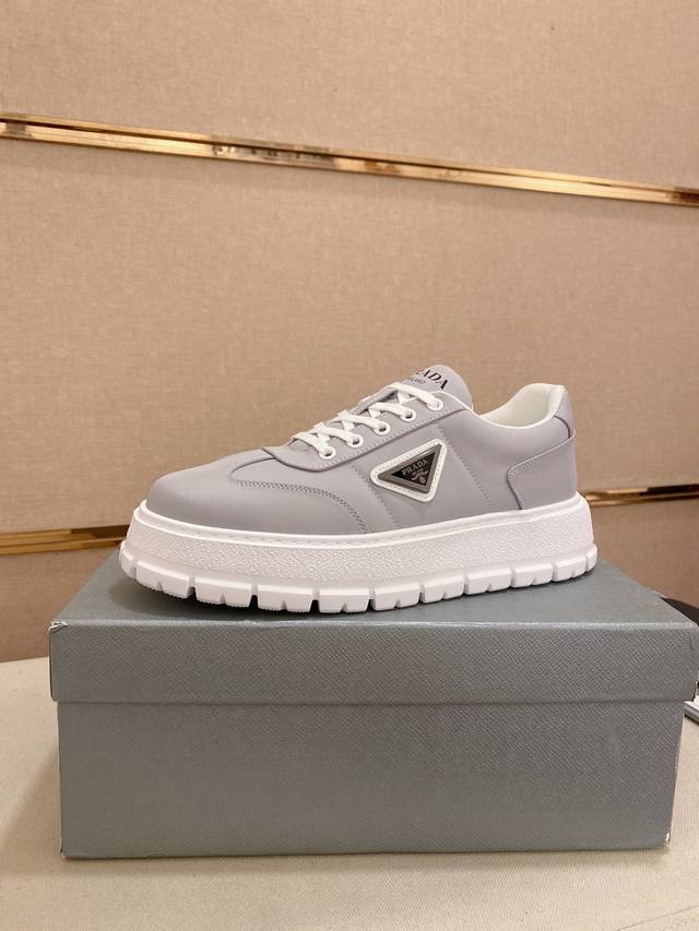 工厂P价 高版本 高品质新款Prada 普拉达 专柜同步上市， 新款男鞋、面料进口科技防水面料，纯手工艺制作而成。内里:全牛皮内里。高端气垫开模防滑橡胶大底，精