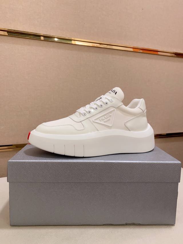 工厂P价 高版本 高品质新款Prada 普拉达 专柜同步上市， 新款男鞋、面料精选头层牛皮。内里 进口牛皮内里。高端开模防滑橡胶大底，精美线条、简约大气，上脚舒