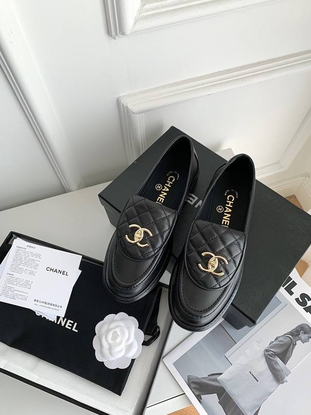 P直销 Chanel 香奈儿 新款翻盖复古菱格乐福鞋 新颜色 鞋面进口小羊皮，原版开模五金大扣电绣内里垫脚混种小羊皮，原版意大利真皮大底 Size：35-39