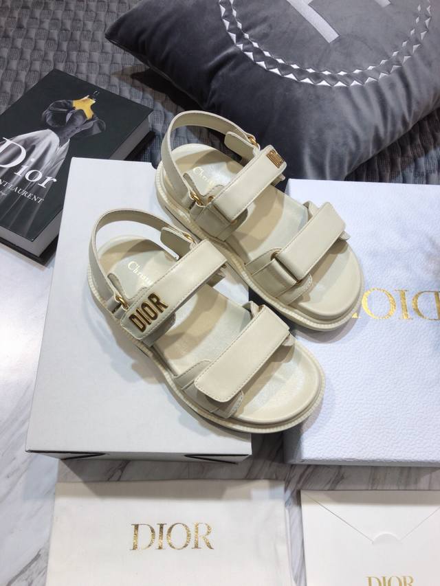 P直销 迪奥 Dior 春夏走秀新款 Ract 磨术贴厚底休闲女鞋 Cd字母Logo五金扣露趾凉鞋 明星同款平底圆头复古沙滩鞋 市场顶级版本 材质：鞋面进口小牛