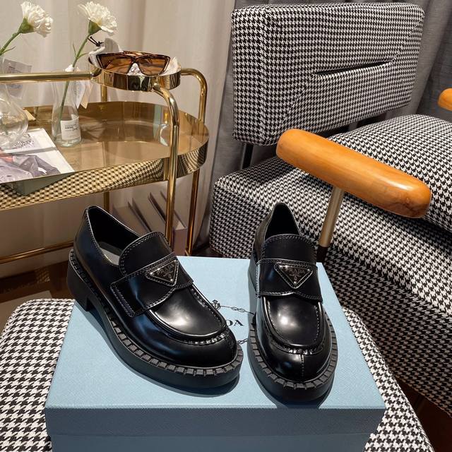 P直销 女鞋 女装 女鞋 女装 Ss23 P直销Prada 普拉达 T台走秀款＂造梦不夜城＂，能在重要场合上用得上了，贵族气派的感觉，上脚非常完美整个系列都充满