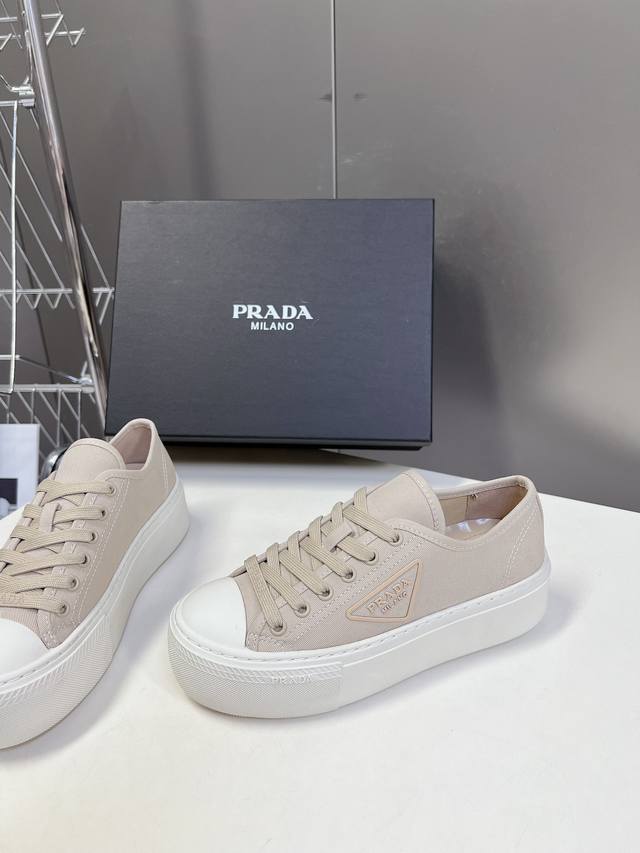P直销 Prada 普拉达 帆布鞋 科技帆布最新黑科技 相隔几年Prada又给我们带来好看的饼干鞋了 时髦精绝对不能错过的必入款 没有任何繁杂装饰，质感极好的V