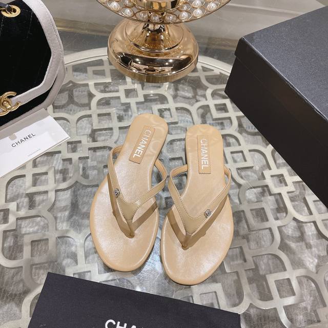 P直销 Chanel 小香黑色人字夹脚拖鞋 简约高级大方～满满小香风～上脚非常轻盈～柔软舒适不生硬～完全不磨脚～脚感超级好～夏天日常出行～居家度假～轻松Hod住