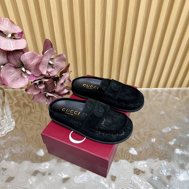 P直销 专柜同步春夏新款Gucci 春夏新品双G布料沙滩凉鞋厚底 勃肯拖 G家在体现高级感这块 总让人大写的服气 看起来蛮简单的款式 但上脚就莫名很高阶 非常性