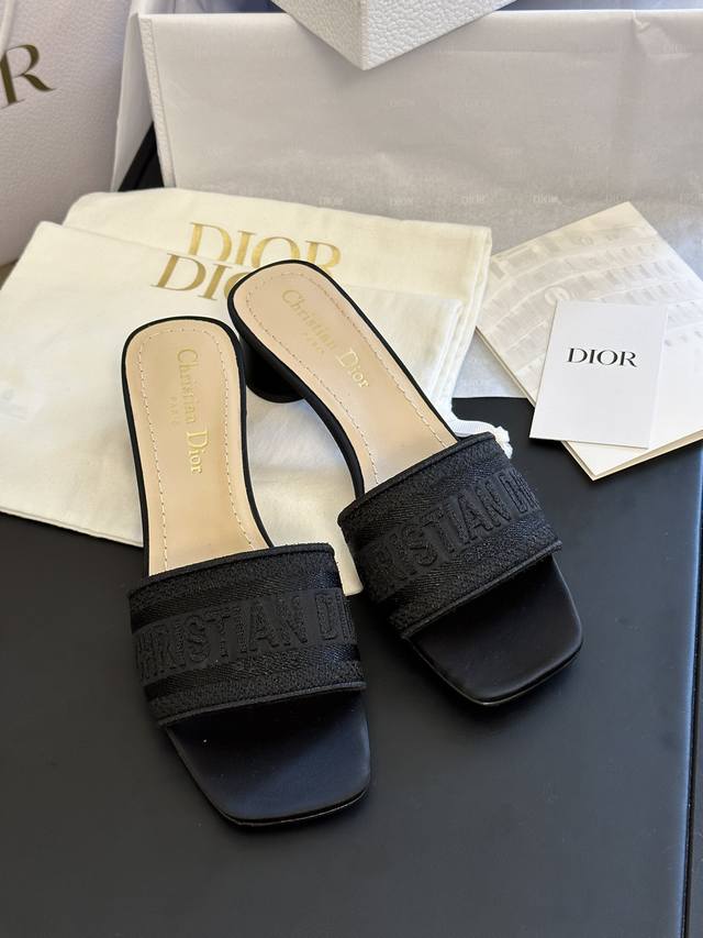 P直销 Dior 迪奥 2025 Dway春夏新款一字刺绣拖鞋版本 Cd字母Logo立体刺绣圆柱跟凉鞋 方头粗跟果冻色露趾拖鞋 鞋面：原版一致高温水溶棉质电绣科