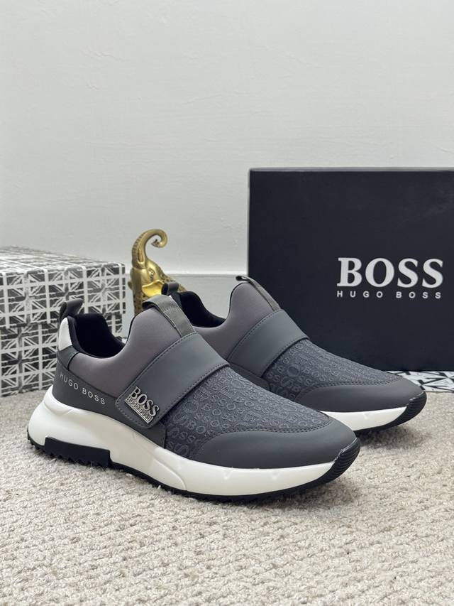 出厂价P 实价 男士精品- Boss 运动男鞋，本款是官方主打经典款，1:1质量，原厂名师制作，采用进口布料舒适透气网布内里。完美楦型，大方时尚的设计，吸引了众