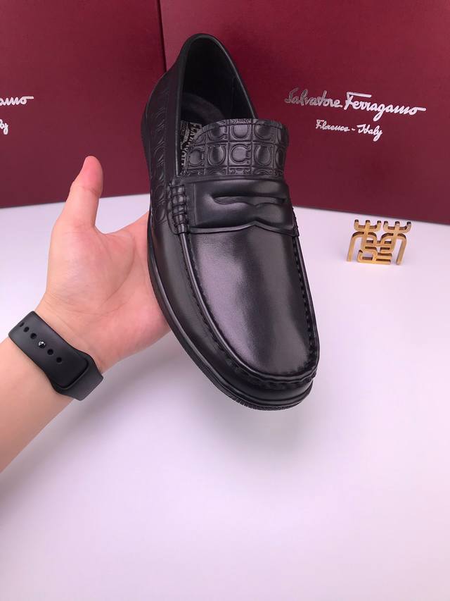 Ferragam* 优质头层牛皮 软底软面 男士高档休闲鞋 进口头层牛皮 皮纹质感一流 皮质柔软韧性好 舒适度极佳，色泽自然亮泽 质感强烈 上档次 高品质功能软
