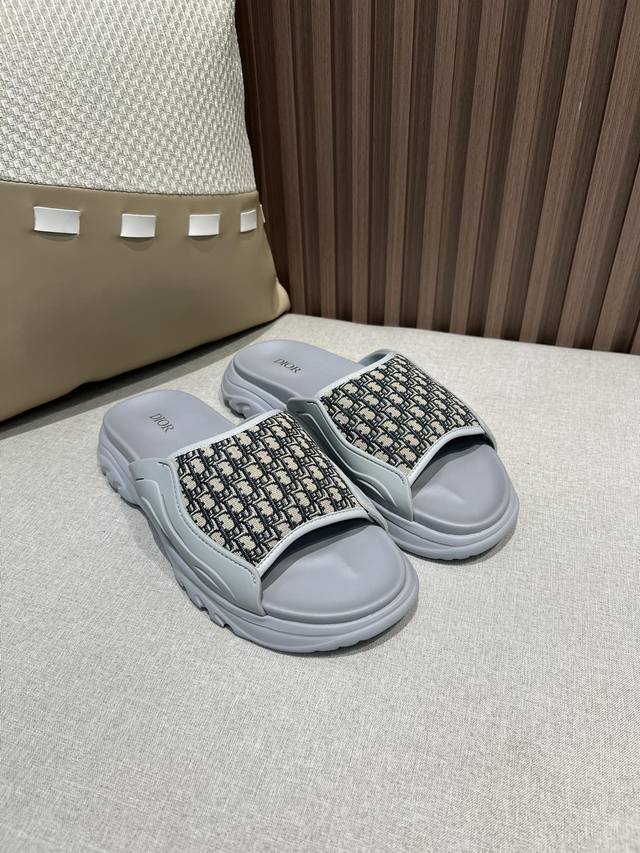 出厂价Pp Dior 迪奥拖鞋顶级代购 炸街男神春夏拖鞋同步，鞋面意大利进口牛皮搭配标志布面料，高品质复杂拼接工艺品，鞋底：原厂特供原版底，独家活动成型底超级舒