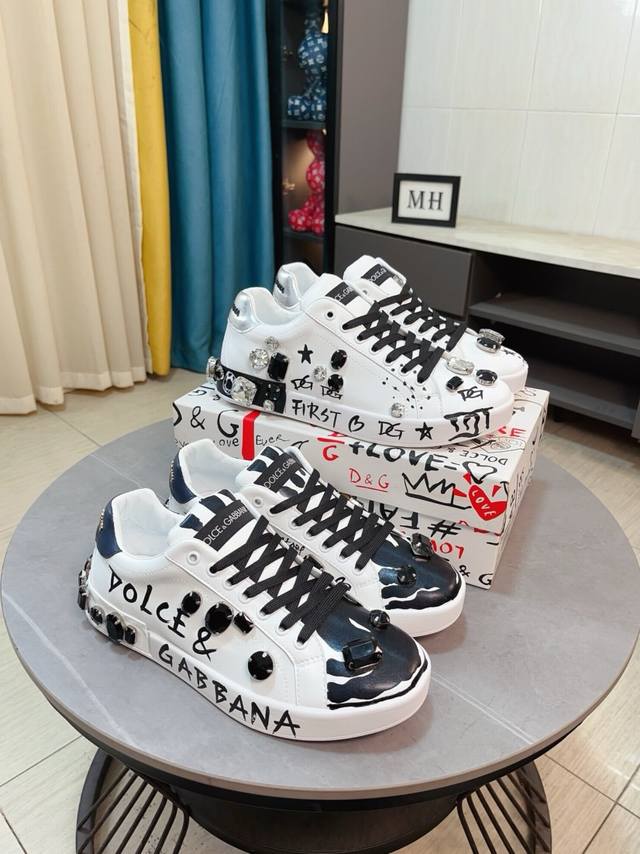 出厂价P Dolce＆Gabbana Dg 原版进口头层牛皮羊皮内里，上脚轻便、舒适 、百搭、原版特供大底深受潮流男士的青睐欢迎对比品质精致奢华，超A级别！版型