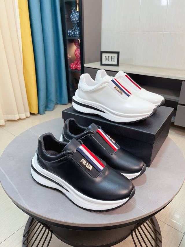 出厂价P 普拉达 Prada 奢华时尚的高端产品完美的楦型加上顶级的手工制作，使得本款鞋子立马形成了一股浓郁的贵族气息。进口头层牛皮搭配布洛克雕花工艺牛皮内里法