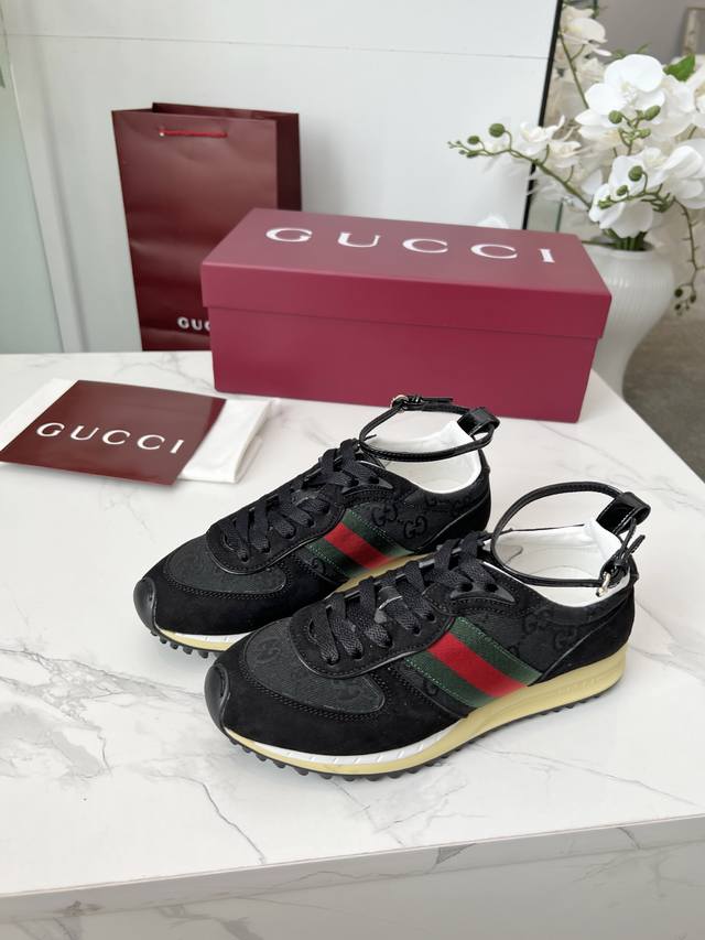 出厂价P Gucci新款休闲鞋这双鞋的设计感简直绝了，经典的双G标志，搭配复古的红绿织带，时髦又高级，完全就是时尚圈的顶流元素，穿出去辨识度超高，回头率爆表 鞋