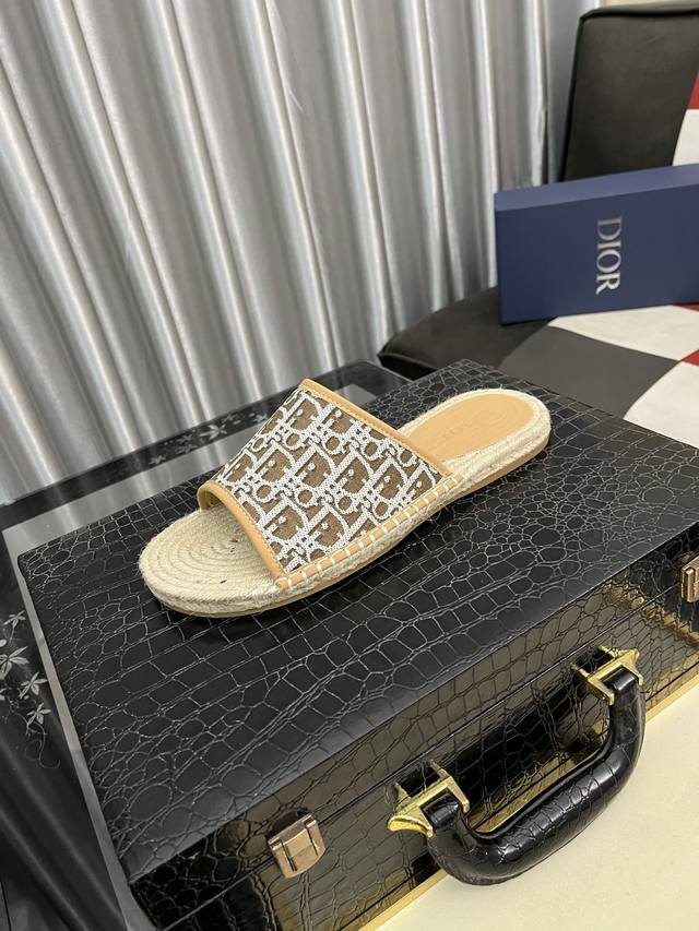 出厂价Pp： Dior 迪奥拖鞋 新款拖鞋同步发售。意大利进口原单材料。全进口羊皮内里，鞋底：原厂特供原版底，独家活动成型底超级舒适，原厂跟单货，高品质，可随意