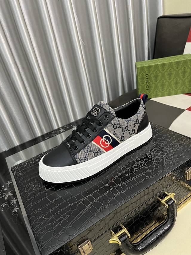 出厂价Pp： 古奇Gucci* 最新爆款休闲鞋，顶端品牌 奢侈～代购，顶级～质量。 鞋面選用进口透气牛皮拼接布料打造材质透气羊皮垫脚 精细做工。码数: 38-4