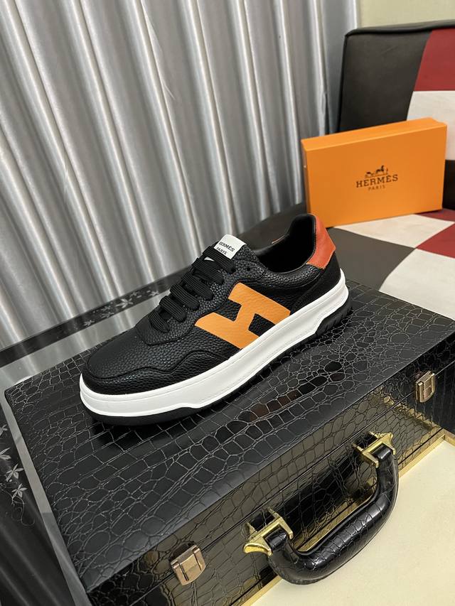 出厂价Pp： Herme*爱马仕时尚休闲运动鞋，精工打造，叠层设计鞋面线条感层次分明，羊皮内里脚垫，轻质高端大底。轻奢风格，复古的舒适圆头，鞋面透气不闷脚，简约