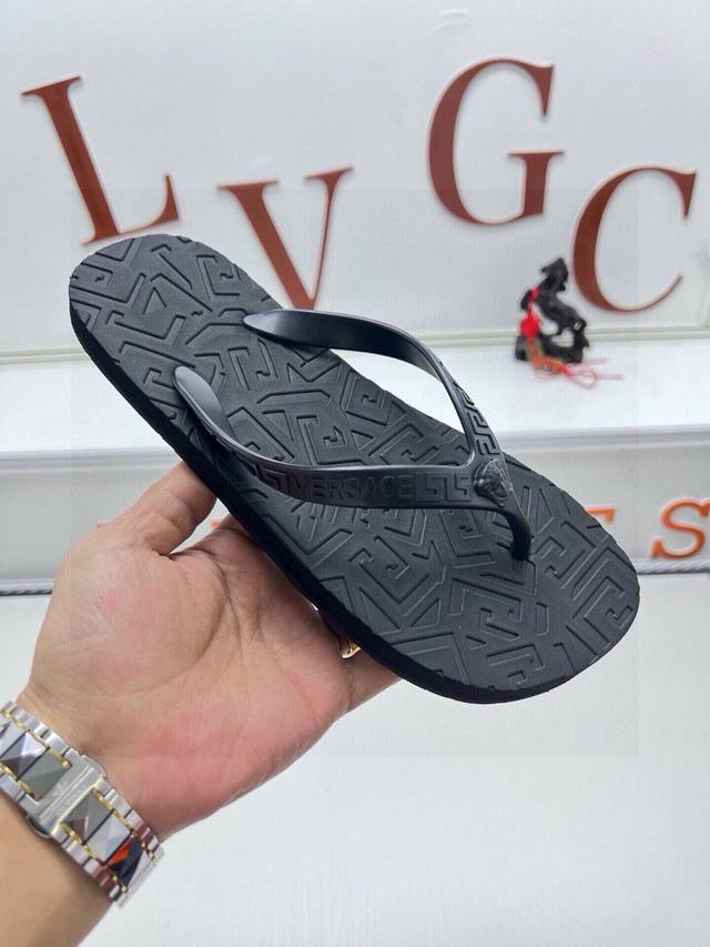 工厂P价 Versace 范思哲人字拖专柜新款男士休闲拖鞋系列！1:1复核全球限量款鞋面采用进口原单面料原板大底男鞋码数：38-46；多色可选