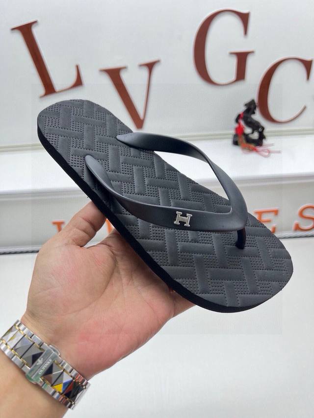 工厂P价 Hermes 爱马仕人字拖新款休闲拖鞋，官网1:1、高品质 完美做工 透射出一种尊贵奢华，高端超凡工艺中升华其奢侈定义。码数；38-45 ；多色选
