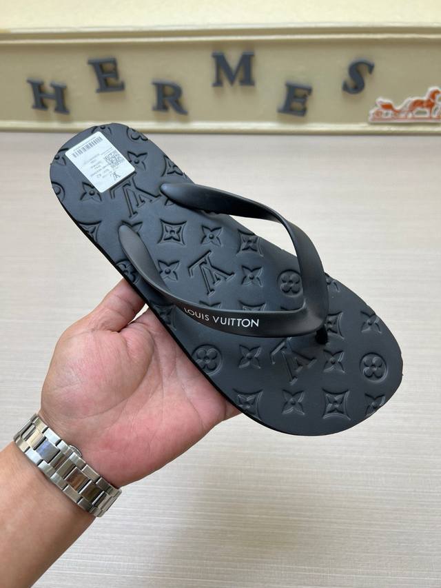 工厂P价 Lv人字拖 路易威登 专柜新款男士休闲夹脚拖鞋系列！1:1复核全球经典款鞋面采用进口原单面料原板大底男鞋码数：38-45 多款颜色可选
