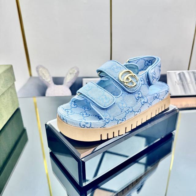 男20 Gucci2025官网新款魔术贴厚底凉鞋整双鞋子采购Zp开发打造，全部定制材料，独家开模大底，细节全部对版出货，连包装也做到跟正品一样。码数:女35-4